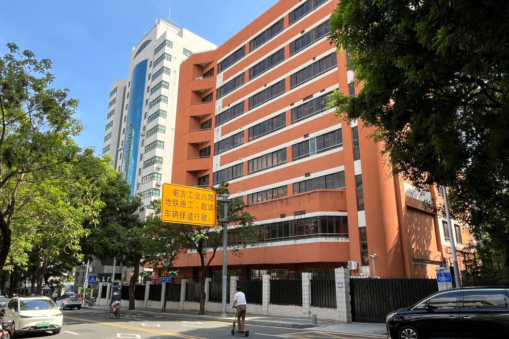 深圳，人們在遇害男孩學校門口獻花。