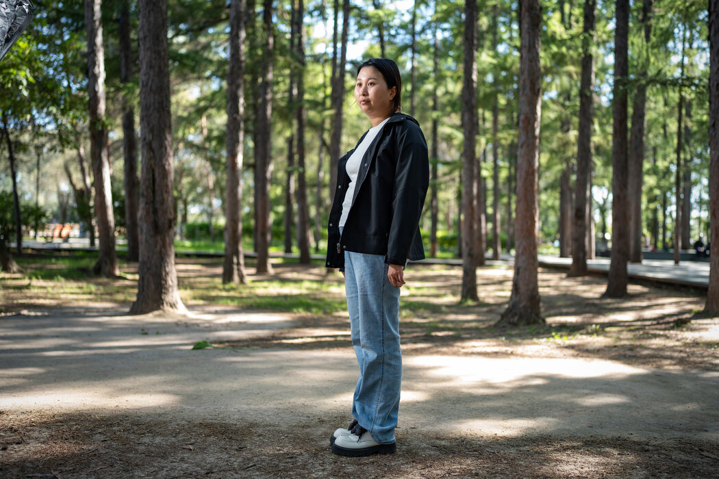 官員來到由美·楊家中要求為她和她的孩子拍照，這讓她很不高興。「我覺得有點討厭了，"她說。