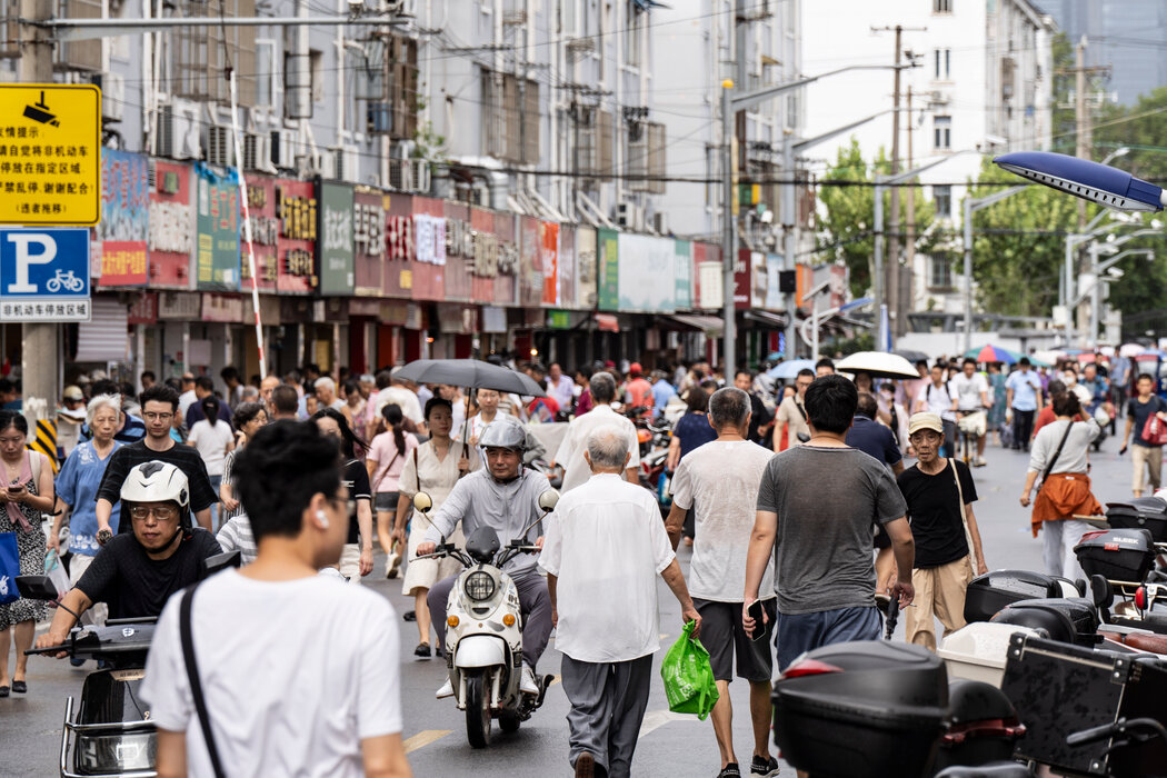 由於經濟信心暴跌，上海和中國其他地區的消費支出明顯疲軟。房價和奢侈品銷售大幅下降。