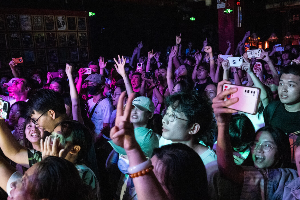 桂林演唱會上的瓦依那樂隊的樂迷。樂隊最受歡迎的歌曲之一《大夢》的歌詞涵蓋了農民工的生活,講述了他為謀生而疲憊不堪的故事。