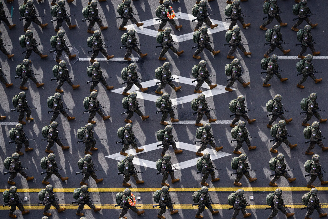 本月首爾閱兵式上的韓國士兵。
