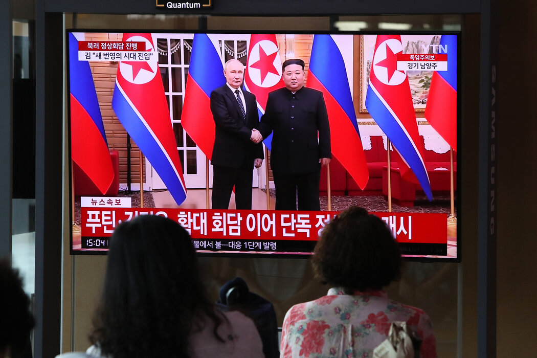 6月，金正恩與普丁在首爾播出的電視上。會晤期間，金正恩發誓朝鮮將「全力支持和聲援」俄羅斯的烏克蘭戰爭。