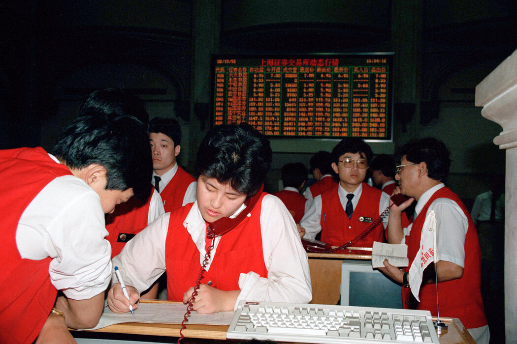 上海證券交易所的工作人員,攝於1992年。中國在20世紀90年代初恢復了股票交易。