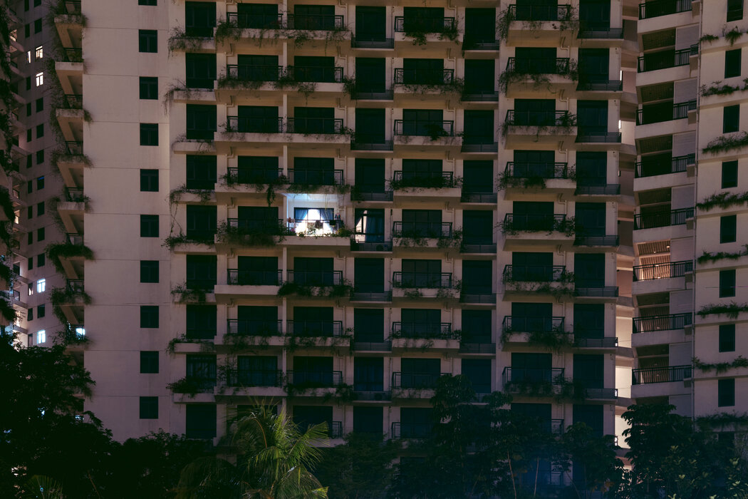 只有少數公寓在夜間亮著燈。