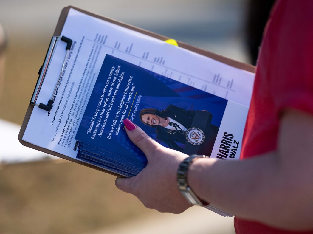 賀錦麗競選團隊認為,她可贏得的搖擺選民最多占戰場州選民的10%。