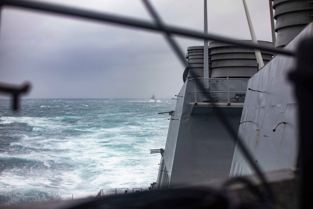 美國海軍公布的一張照片顯示,一艘美國驅逐艦與一艘加拿大海軍艦艇週日一起穿越了台灣海峽。美國海軍稱此次穿越為正常活動。
