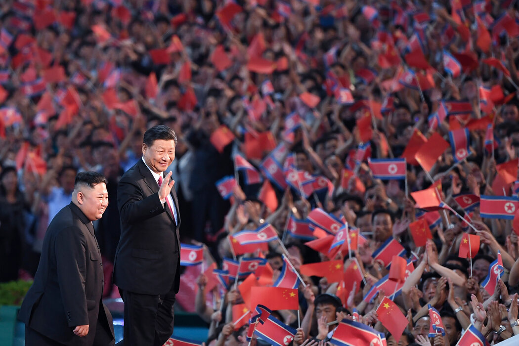2019年，金正恩與中國國家主席習近平。中國和朝鮮曾盛讚兩國長達75年的外交關係如同「唇齒相依」。