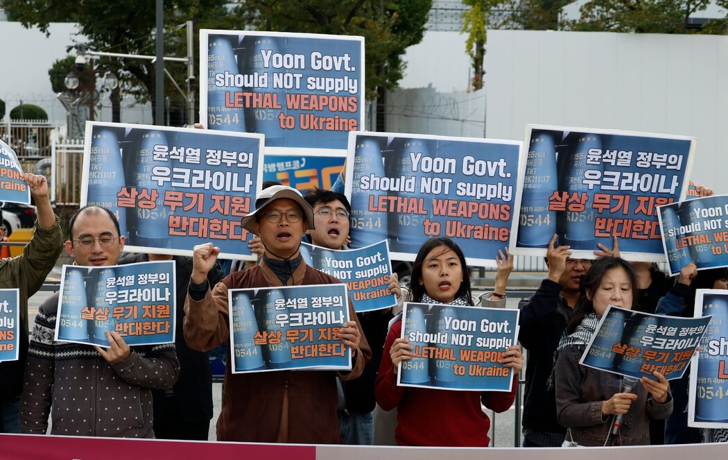 首爾的抗議者呼籲韓國政府不要向烏克蘭提供致命武器,攝於週三。