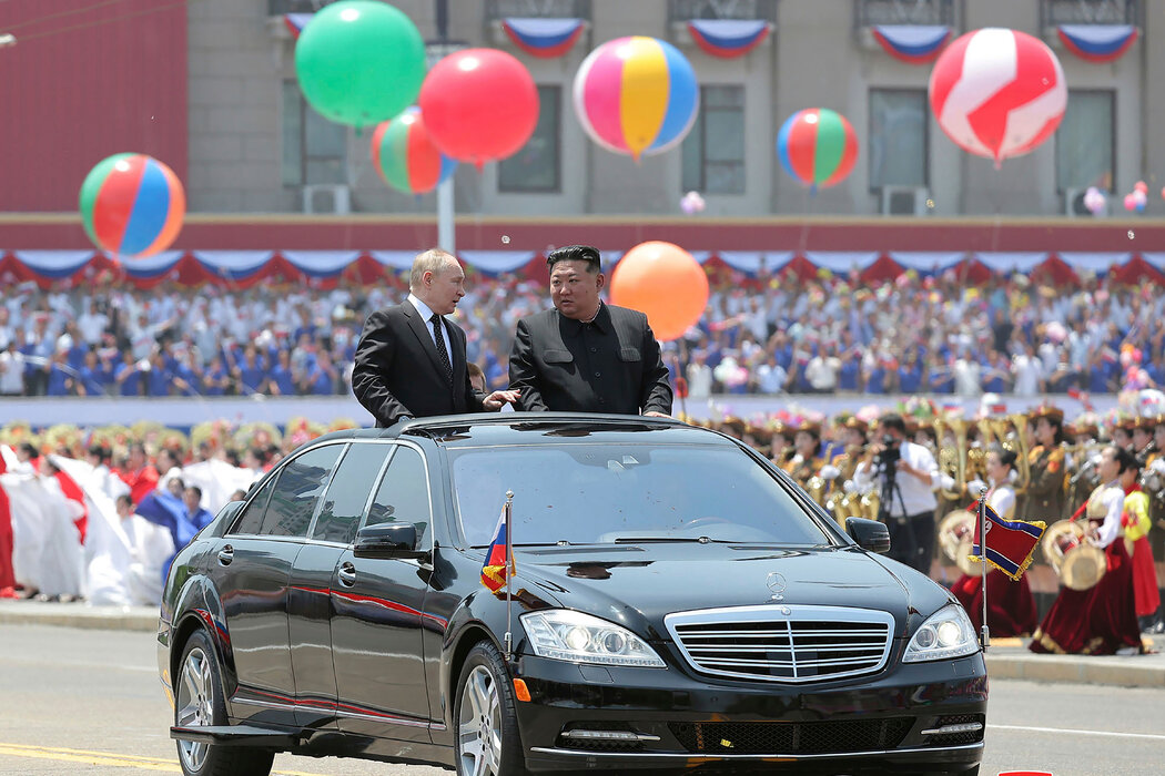 週三，普丁和金正恩在平壤金日成廣場舉行的儀式上，照片由朝鮮官方媒體提供。