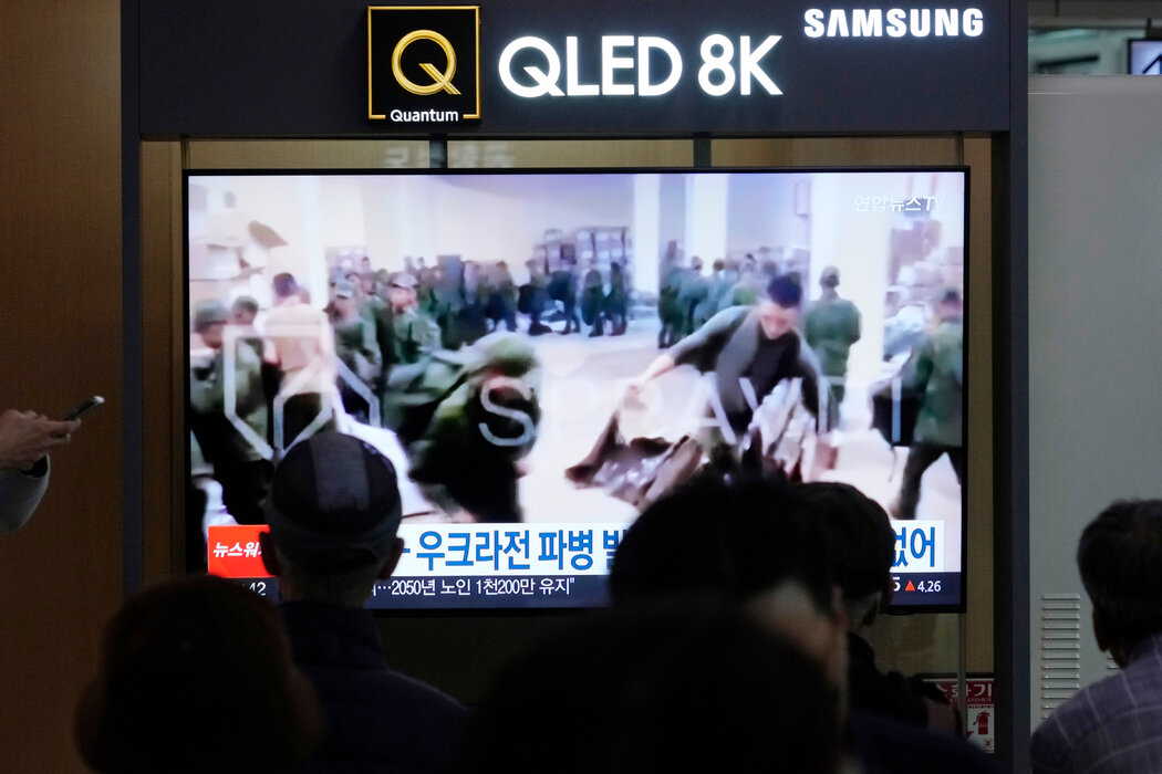 首爾週一的一則電視新聞報導中有據信是來自朝鮮的士兵在俄羅斯排隊領取物資的畫面。
