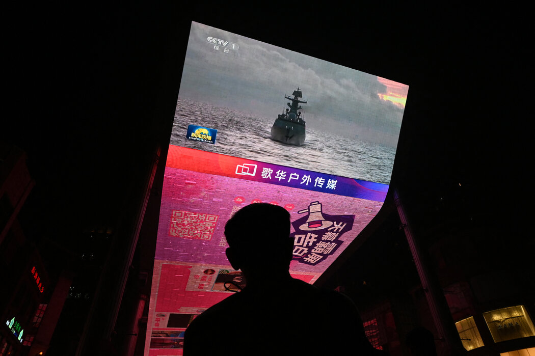 在北京一家商場觀看國家媒體對中國本月在台灣附近舉行軍事演習的報導。