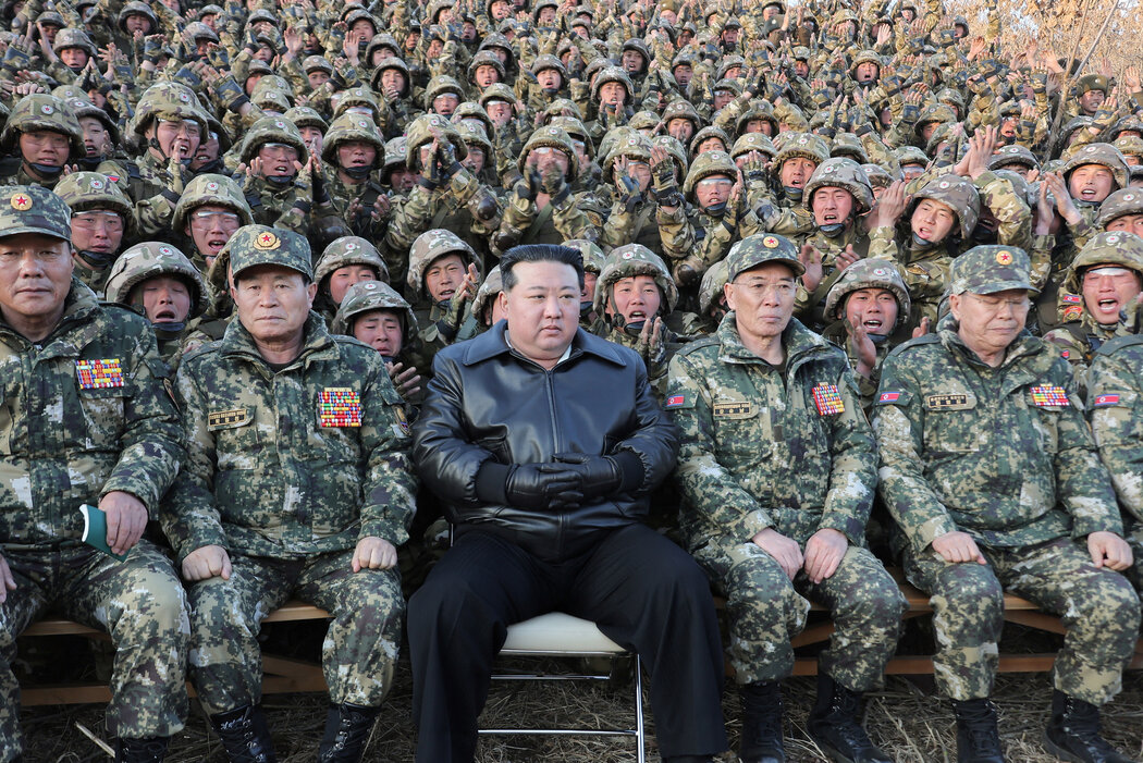 朝鮮的國家宣傳呼籲 「武裝全民」,以「血肉鑄成的步槍和炸彈」保衛金正恩。這張由國家媒體發布的圖片顯示的是他3月份在一個軍事基地的情景。