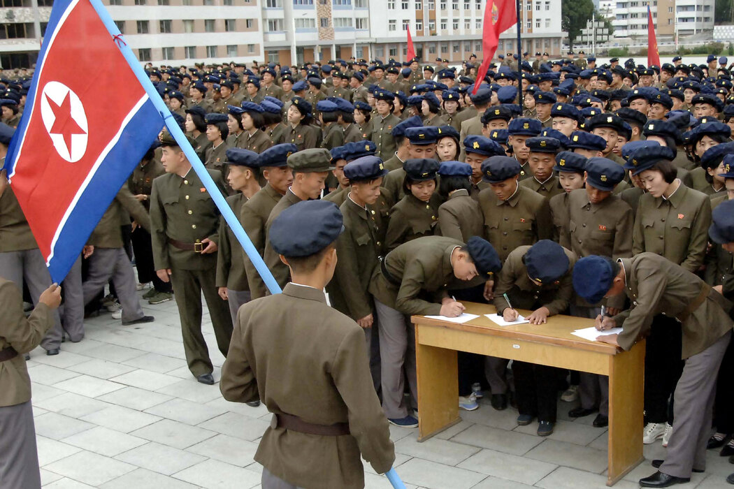 朝鮮國家媒體發布的一張照片顯示,10月,在朝鮮一個未公開的地點,包括學生和青年團幹部在內的年輕人正在簽署加入或重返軍隊的請願書。