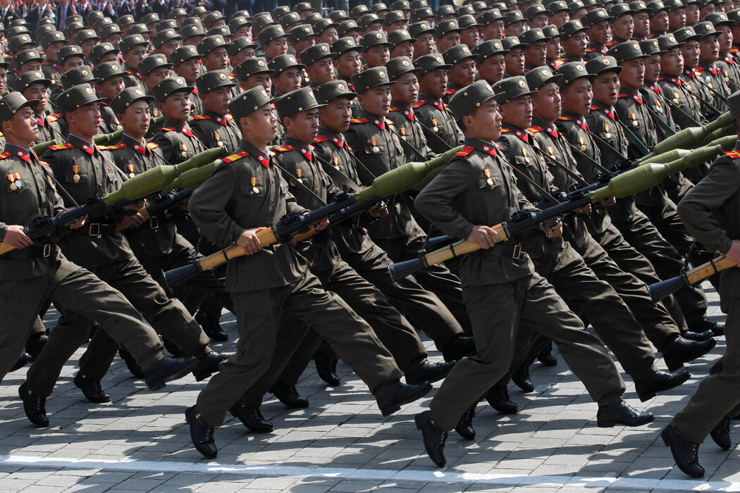 正式名稱為朝鮮人民軍的朝鮮軍隊在世界上第四大軍隊。朝鮮有130萬現役軍人和760 萬預備役軍人。