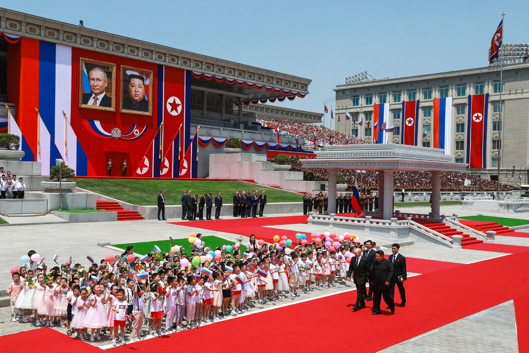 6月，普丁和金正恩先生在平壤為俄羅斯總統舉行的官方歡迎儀式上，照片由俄羅斯官方媒體發布。