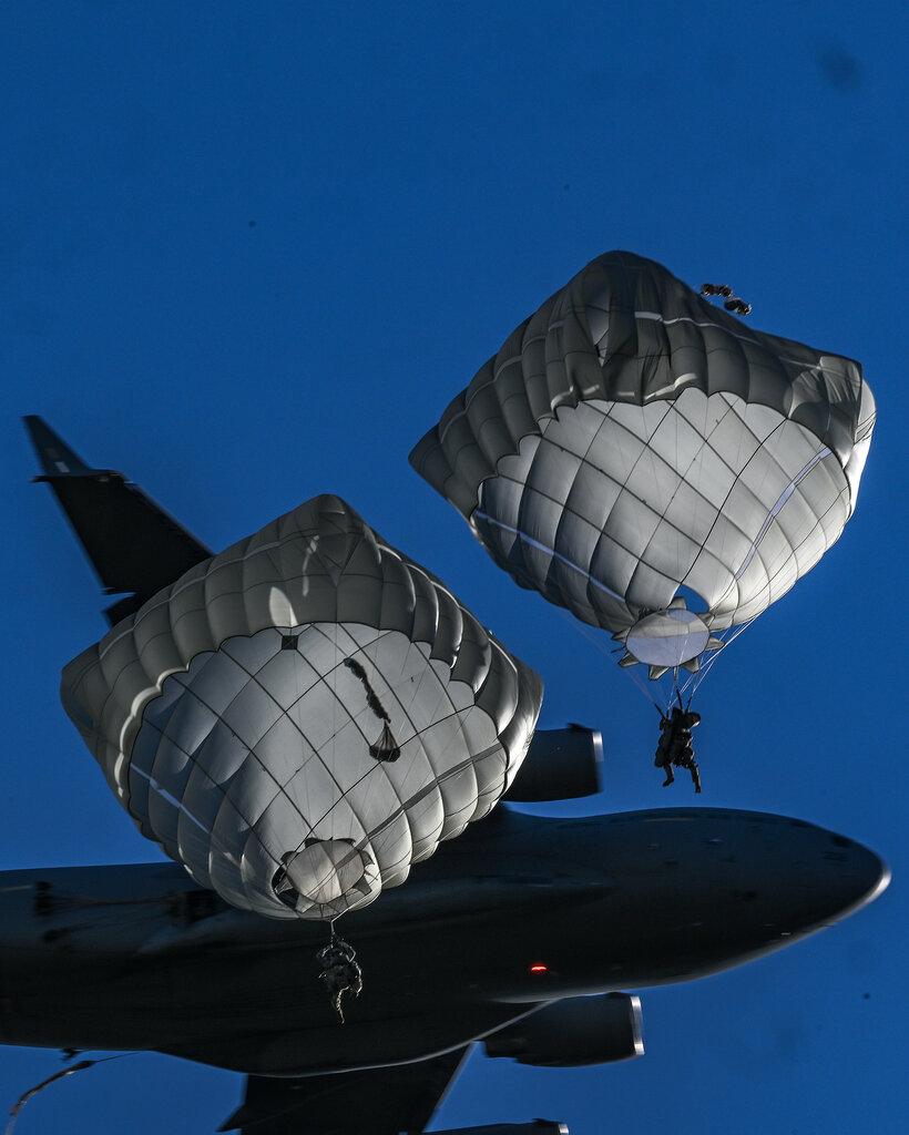 士兵們乘坐C-17飛機從阿拉斯加出發,跳傘進入夏威夷的相關區域。