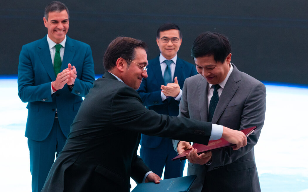 西班牙外交大臣阿爾瓦雷斯（後左）與中國外交官一起出席西班牙政府與中國遠景能源公司簽署協議的儀式。