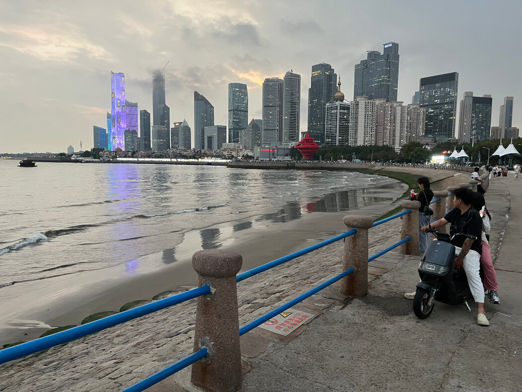 青島的海濱。青島是中國一座受歡迎的海濱城市，在2016年至2021年間，該市的房價翻了一番，但現已暴跌，導致大量房子進入止贖程序。