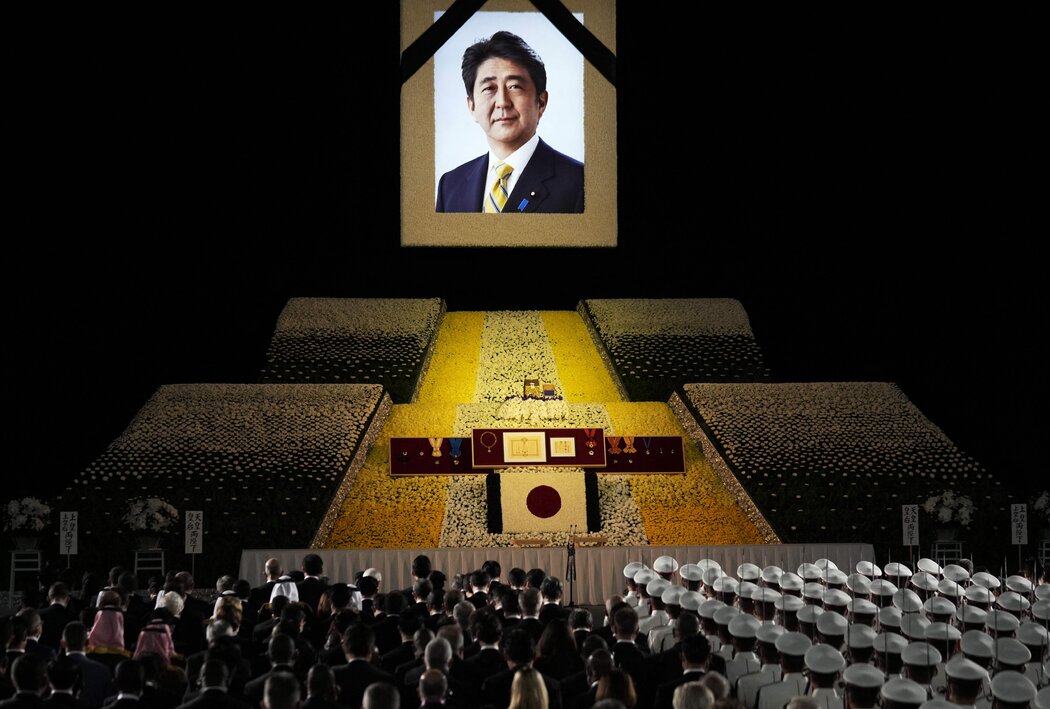 2022年為前首相安倍晉三舉行的國葬。自民黨之所以能長期抵禦公眾的不滿,可能是因為安倍晉三說服公眾,穩定比激進改革更重要。