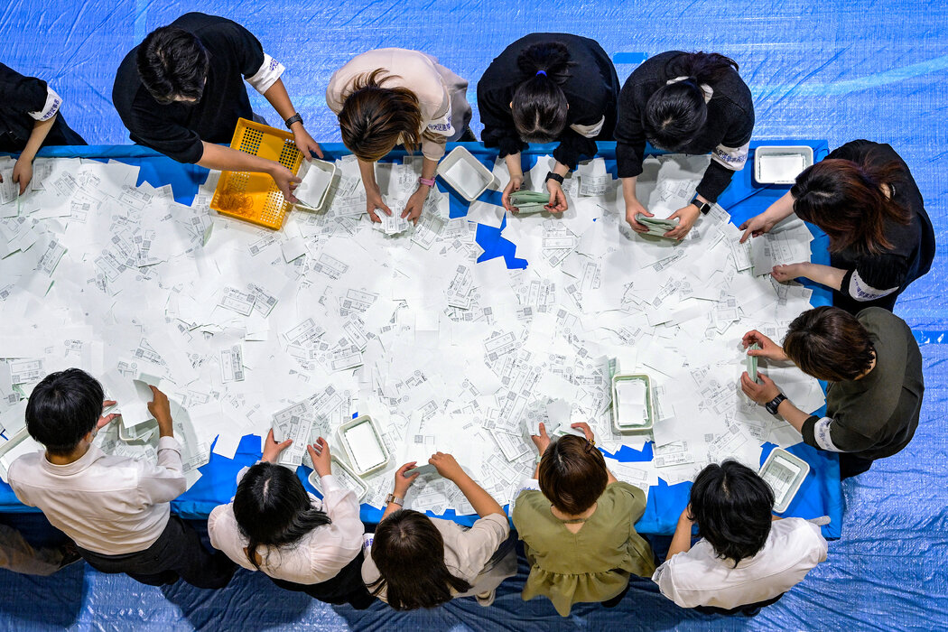 週日,東京。選舉工作人員在清點選票。