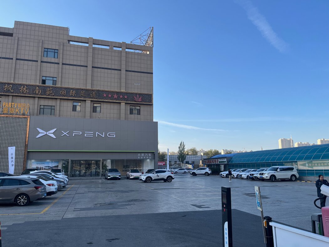 烏魯木齊的一家小鵬汽車經銷店。大眾去年收購了中國電動汽車製造商小鵬4.99% 的股份,雙方開始一起研發電動汽車。