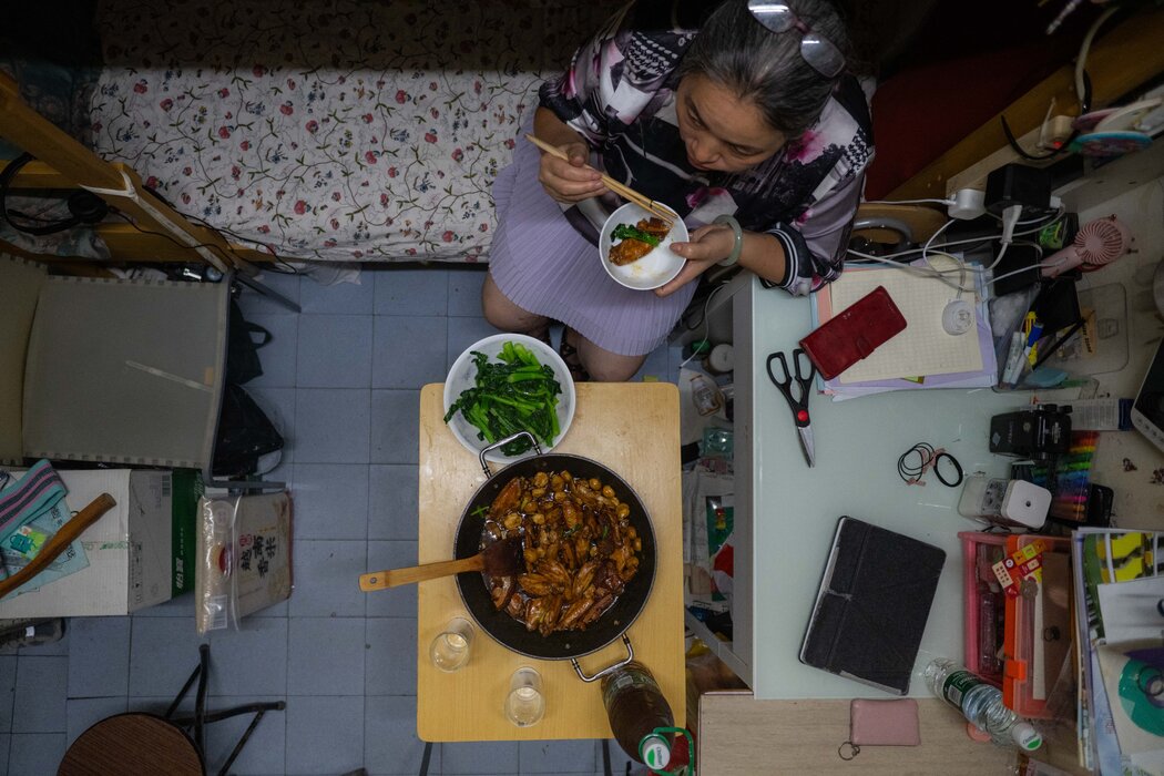 劉蘭華（音）在她位於香港觀塘的劏房裡。這種房子是香港收入嚴重不平等的最明顯例證之一。