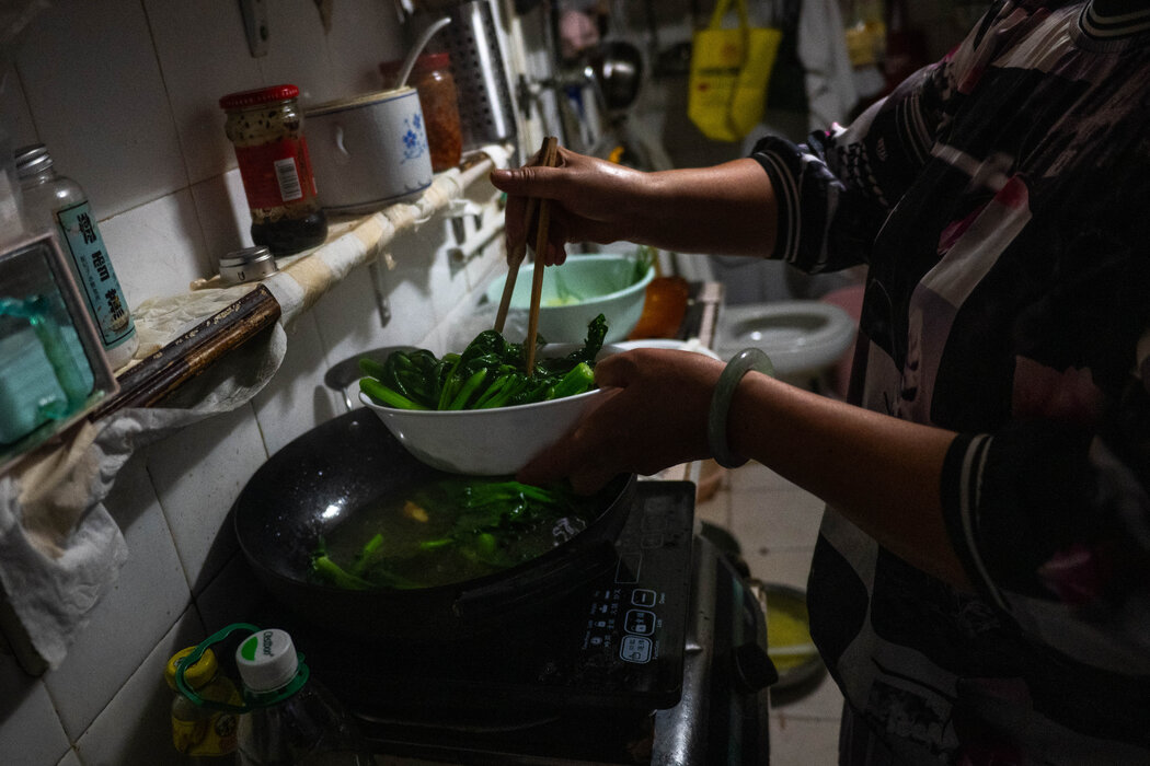 劉女士的浴室和爐灶位於一個狹小的隔間裡,與主屋之間隔著一條公共走廊。