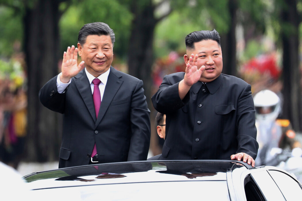 中國國家主席習近平和朝鮮領導人金正恩在中國官方媒體發布的照片中。中國是朝鮮的長期盟友，也是朝鮮最強大的經濟和軍事夥伴。