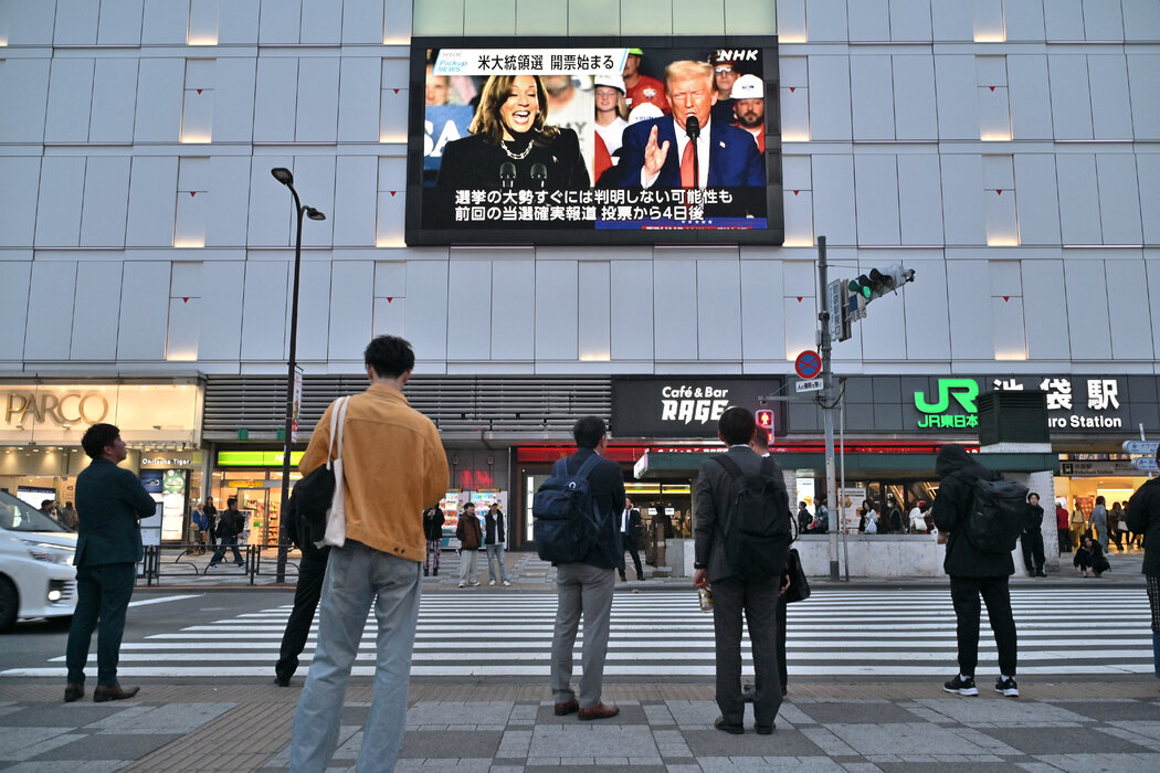 週三，東京，人們在觀看美國總統大選新聞。