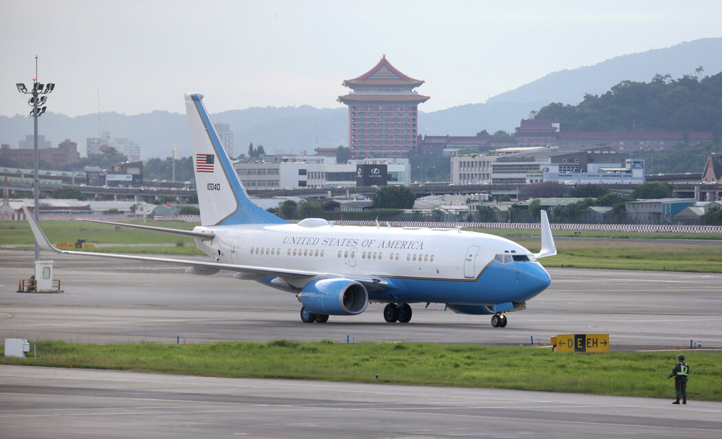 2020年,時任美國衛生與公眾服務部部長亞歷克斯·阿扎乘機抵達台北。在當時,阿扎的到訪是1979年美台灣斷交轉而承認北京以來訪台的最高級別美國官員。