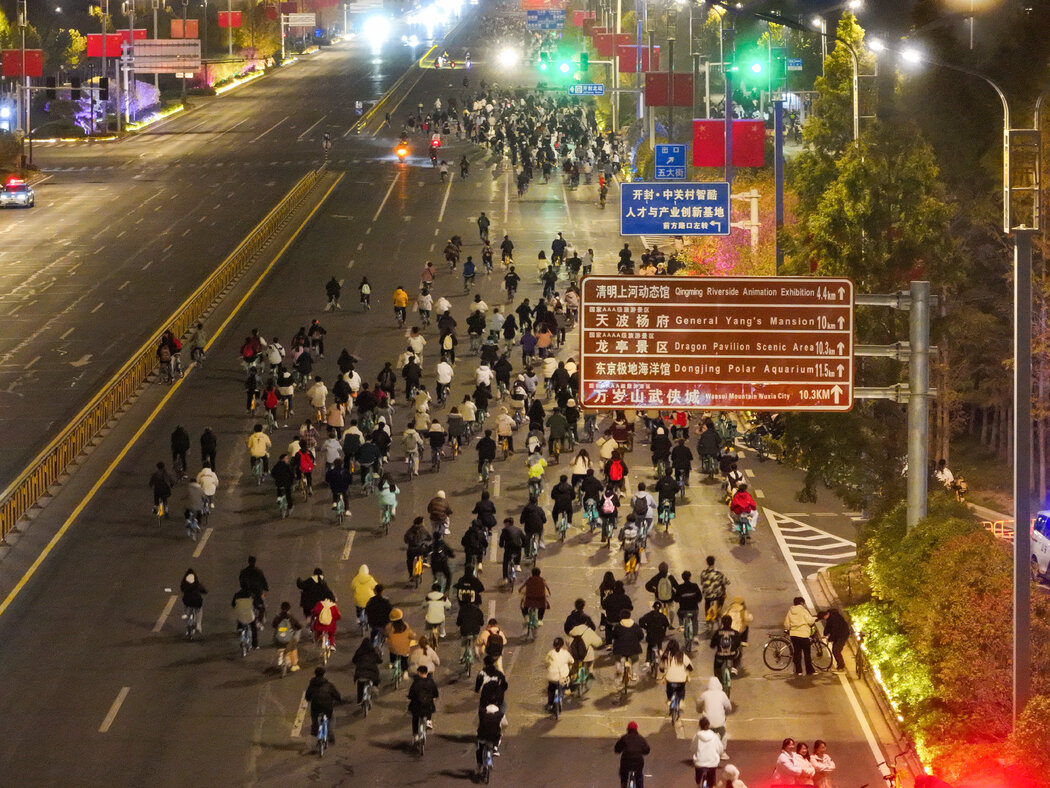騎車的人群常常綿延數公里。當局起初鼓勵這股熱潮，認為這有利於經濟。