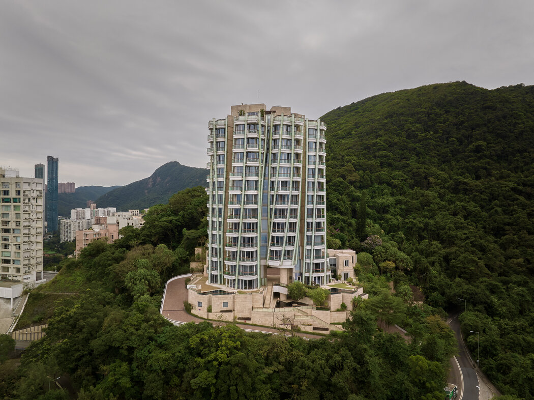 弗蘭克·蓋裡設計的香港傲璇。兩名中國大亨最近出售了他們在這棟建築裡的整層公寓。