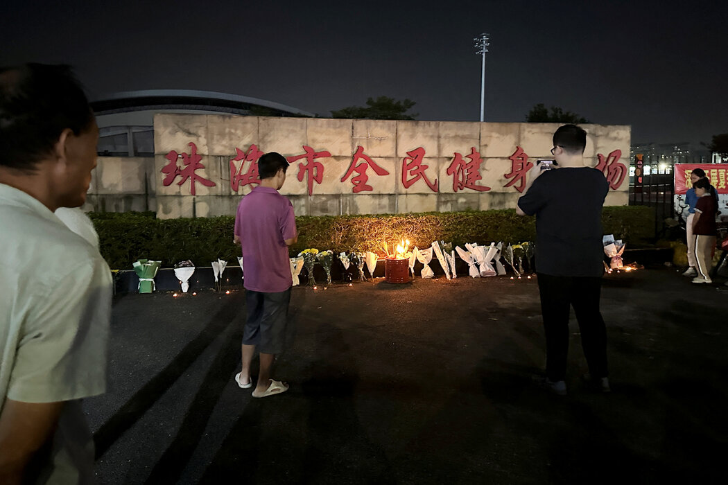 擺放在該體育中心外面的花束和蠟燭,攝於週二。