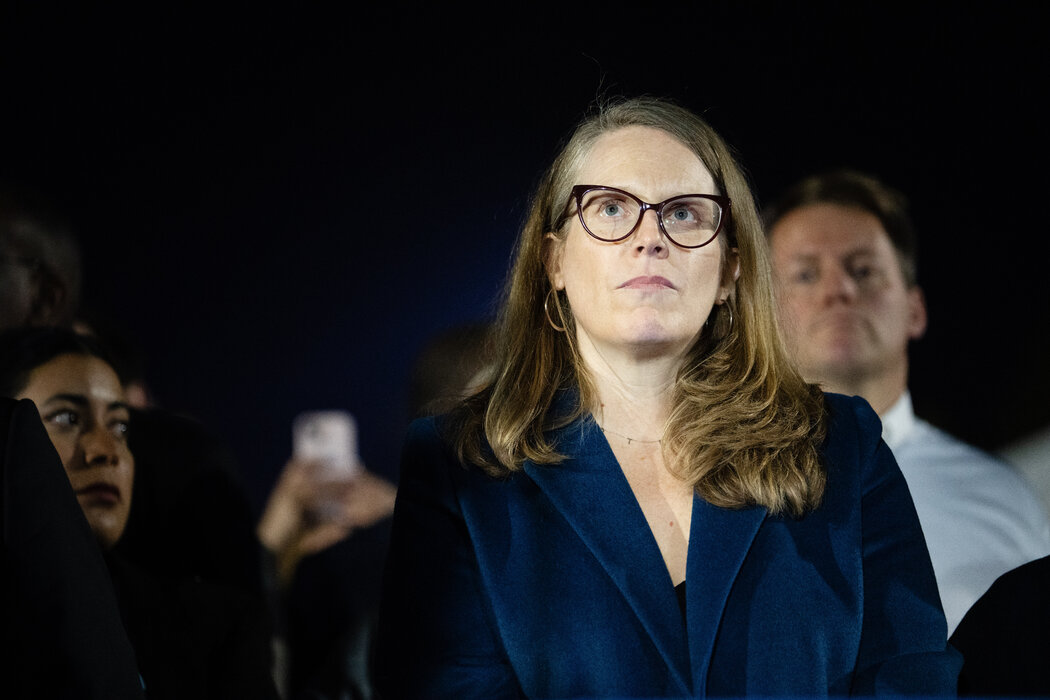 珍妮佛·奧馬利·狄龍曾是拜登競選團隊的一員,賀錦麗成為民主黨總統候選人後,她獲得留任。作為競選活動的主席,她負責監督財務和幾乎所有重大活動。