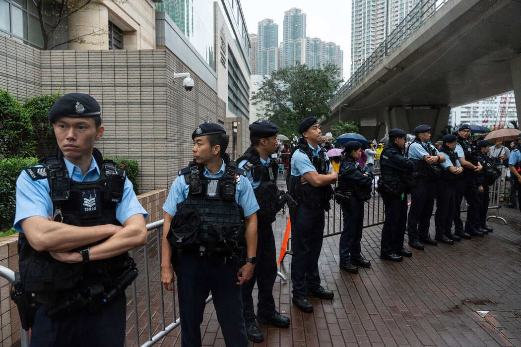 週二，在香港西九龍法院外警戒的警察。