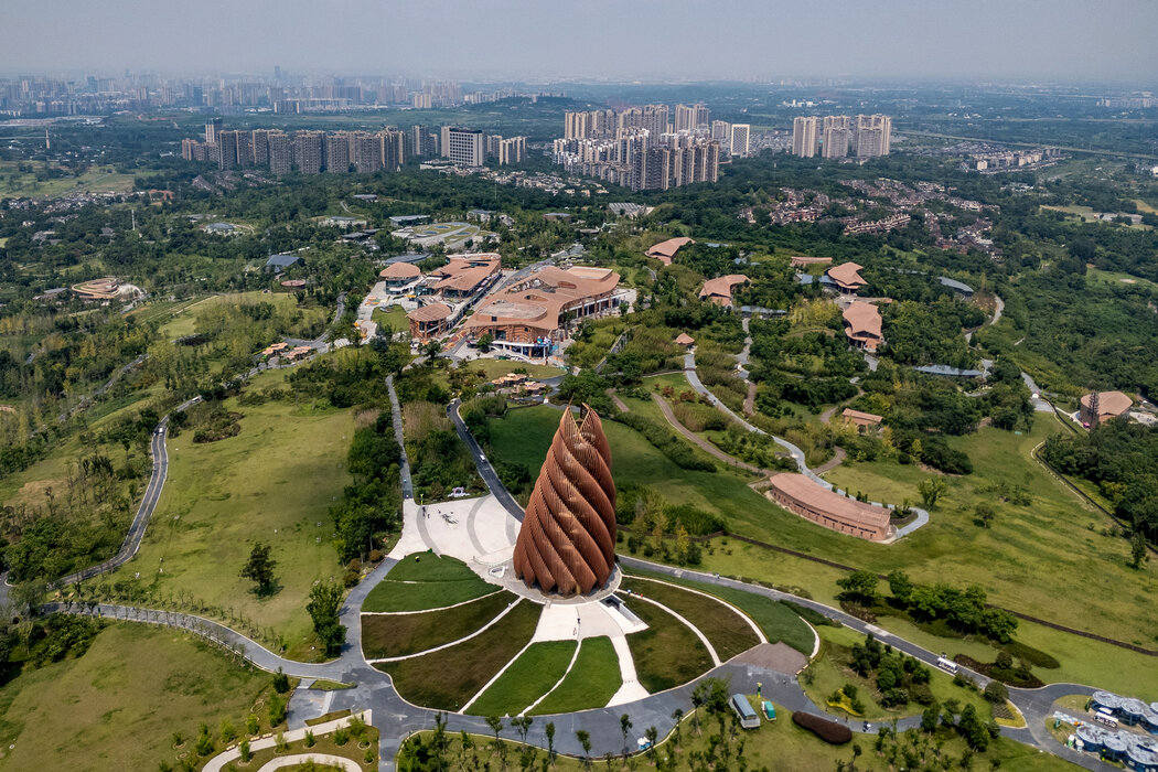 成都大熊貓繁育研究基地的熊貓塔。該基地本身就是一個動物園,控制著世界上三分之一的大熊貓。