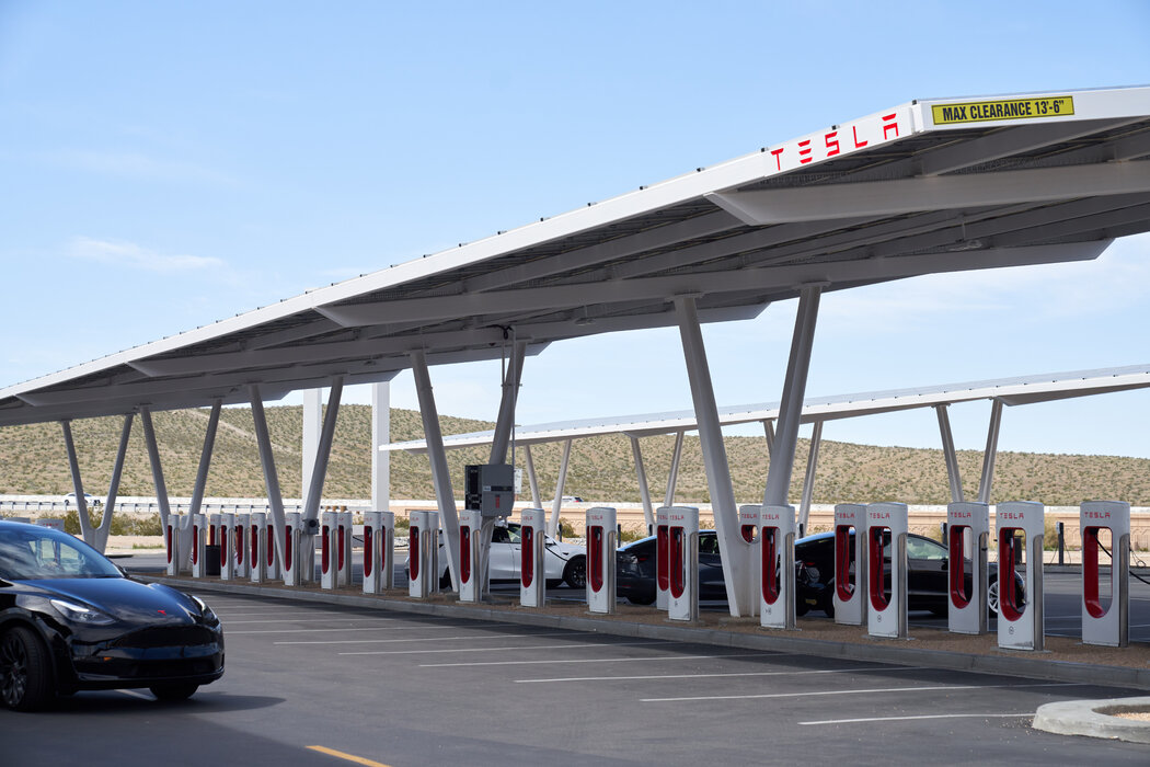 加州巴斯托的特斯拉超級充電站。特斯拉還從中國進口電動汽車電池組到美國。