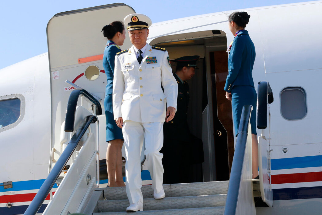 苗華海軍上將抵達朝鮮平壤機場，攝於2019年。直到最近，他還任中央軍委政治工作部主任一職，幫助在軍隊中執行中共的紀律。