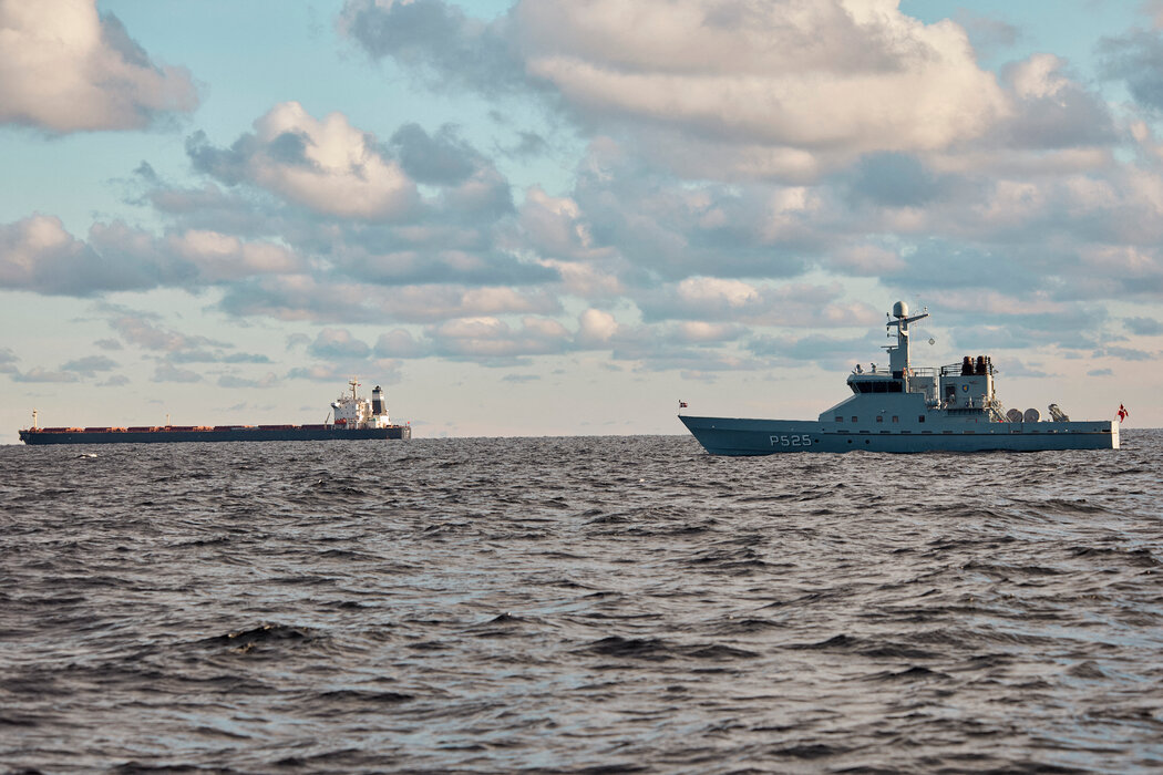一艘懸掛中國國旗、名為伊鵬三號的散貨船正受到丹麥海軍巡邏艦的監視。