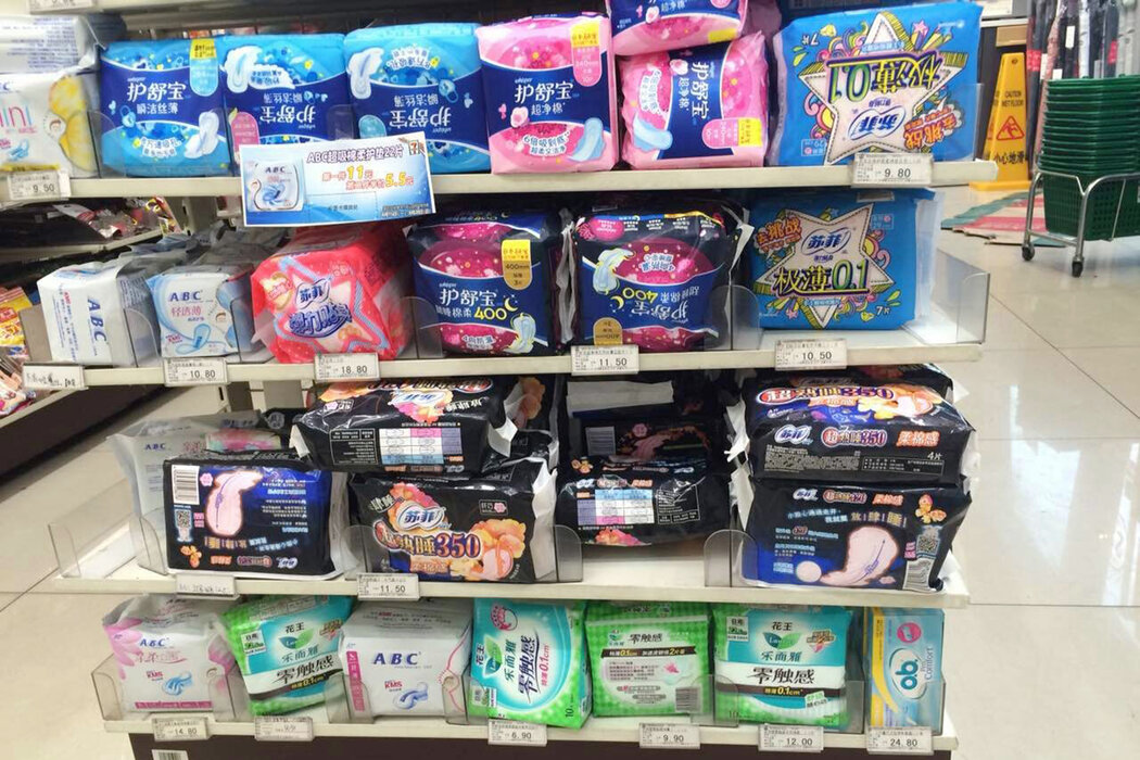北京一家7-Eleven便利店貨架上的女性衛生用品。