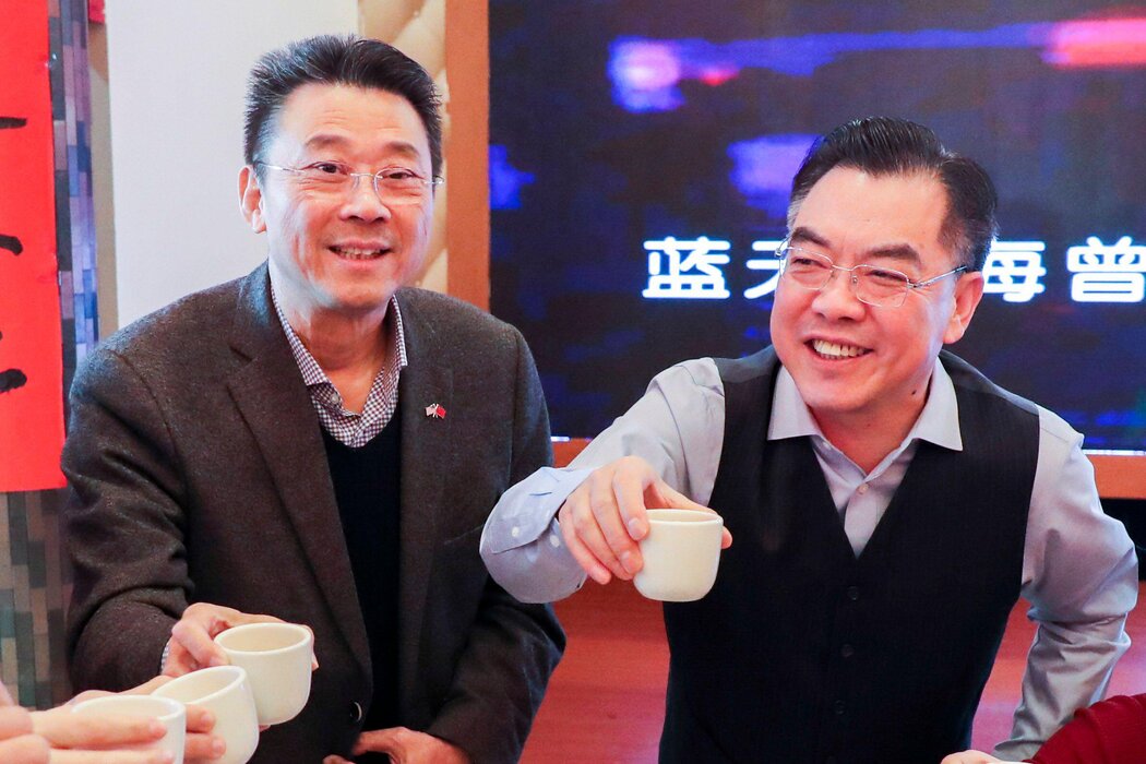 儘管有過犯罪前科,陳善庄(左)還是與前中國駐紐約總領事黃屏以及其他中國高級官員建立了關係。