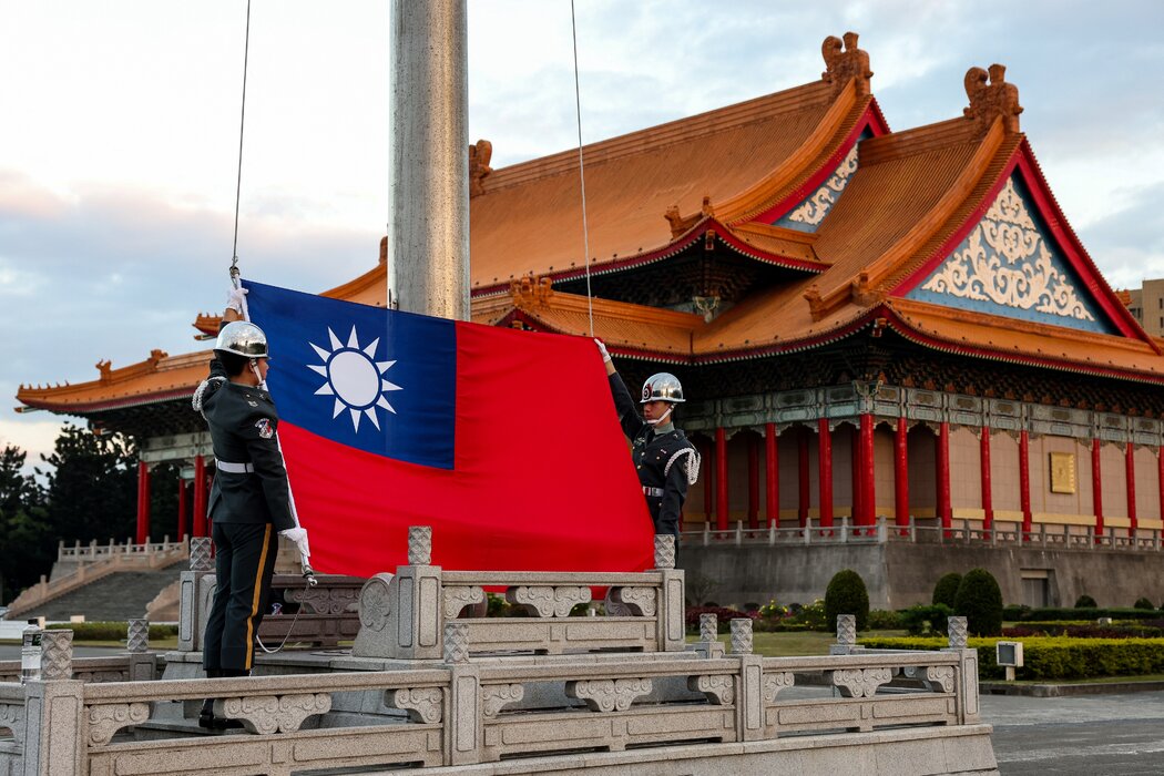 週五,士兵在台北自由廣場升起台灣國旗。中國認為台灣是其領土的一部分,一直尋求減少台灣邦交國的數量。