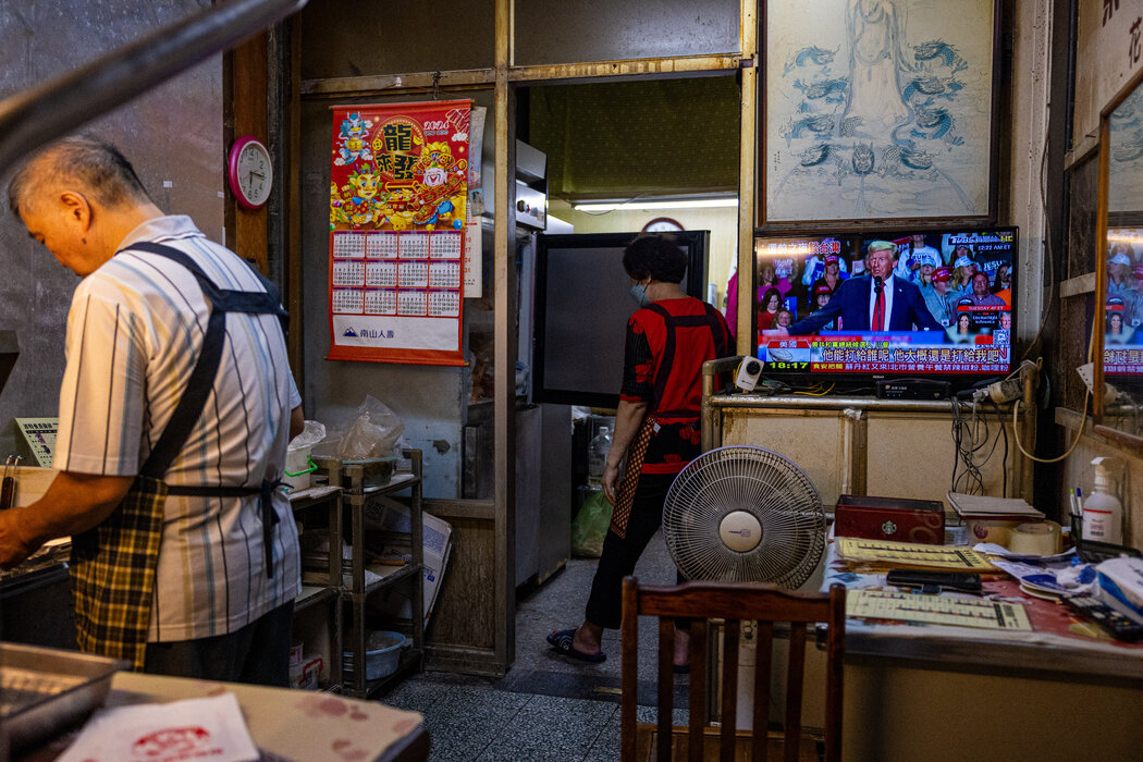 台北一家食品店的電視正在播放11月美國總統大選的新聞。賴清德為期一週的訪問正值台灣政府試圖搞清美國候任總統川普將給美國與台灣和中國的關係帶來哪些變化之際。