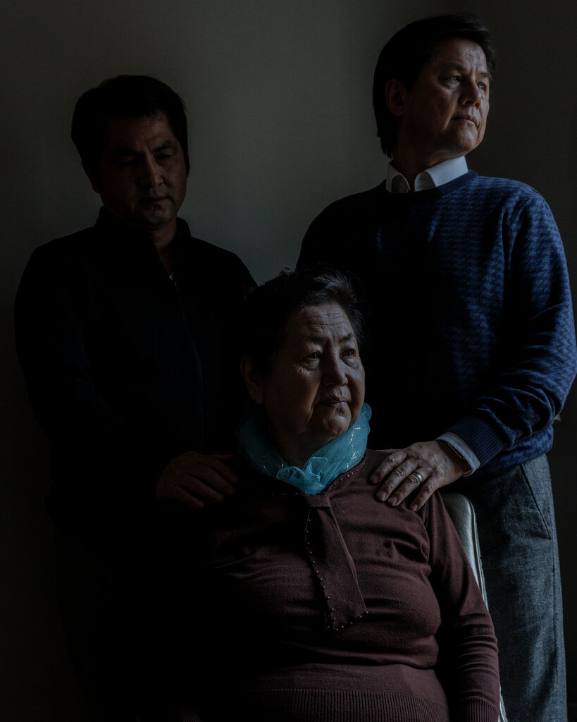 馬木提與兒子馬穆詹·特克爾（左）和努裡·特克爾在一起，攝於週日。兩個兒子已經20年沒見過母親了。