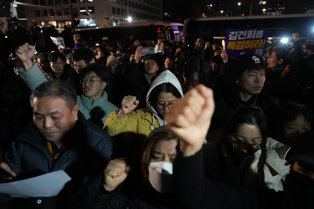 週二，聚集在韓國國會外的抗議人士。