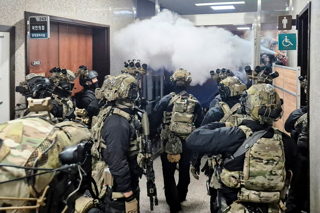 士兵們在週二宣布戒嚴令後試圖進入國會大廈正廳。