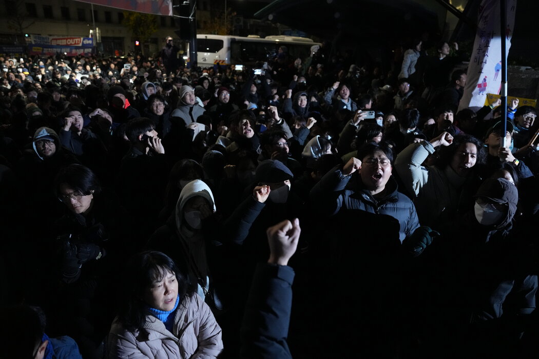 抗議者在首爾的國會大廈附近高呼要求解除戒嚴,攝於週三。