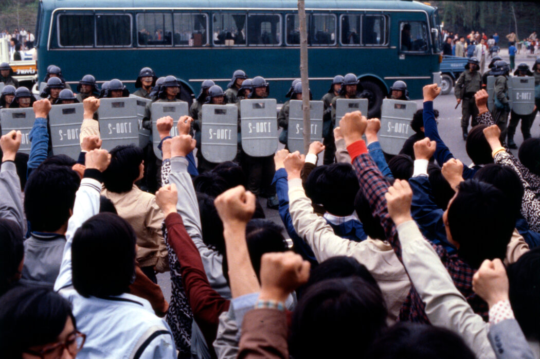 1980年5月,學生示威者要求結束戒嚴,並要求時任總理的申鉉碻和曾任韓國中央情報局局長的全斗煥中將辭職。