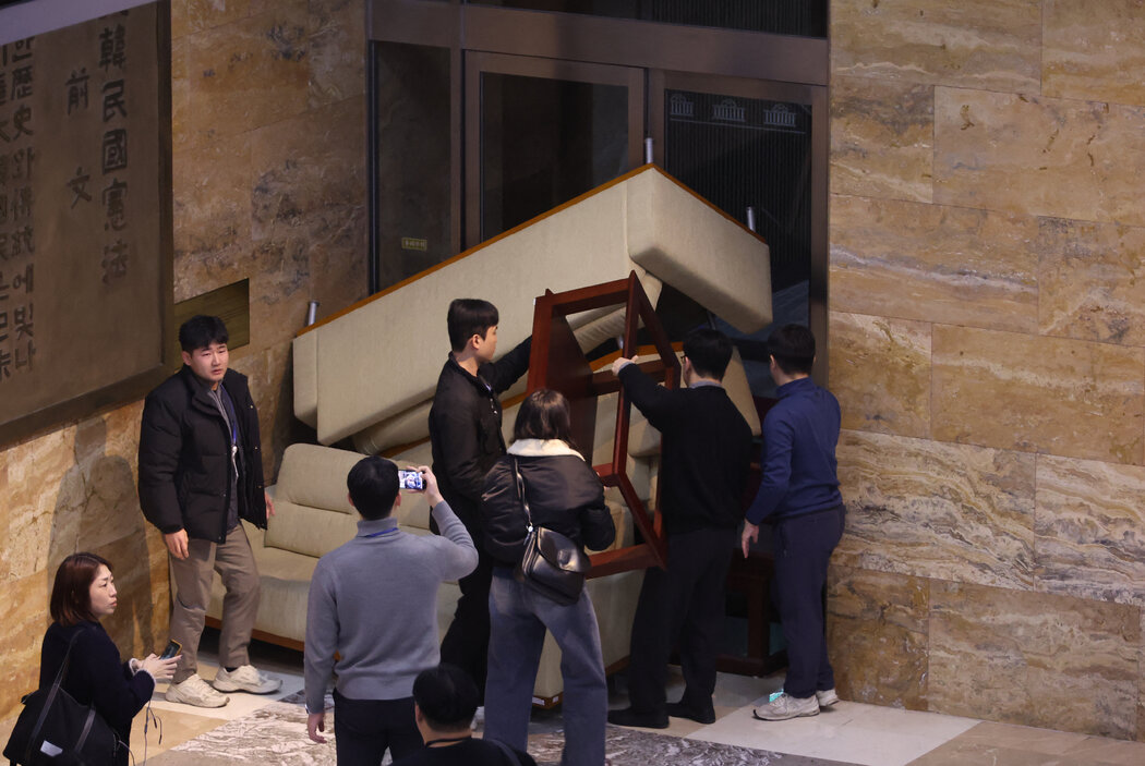 韓國主要的反對黨民主黨黨員們用障礙物擋住了首爾國會大廈的入口,攝於週三。