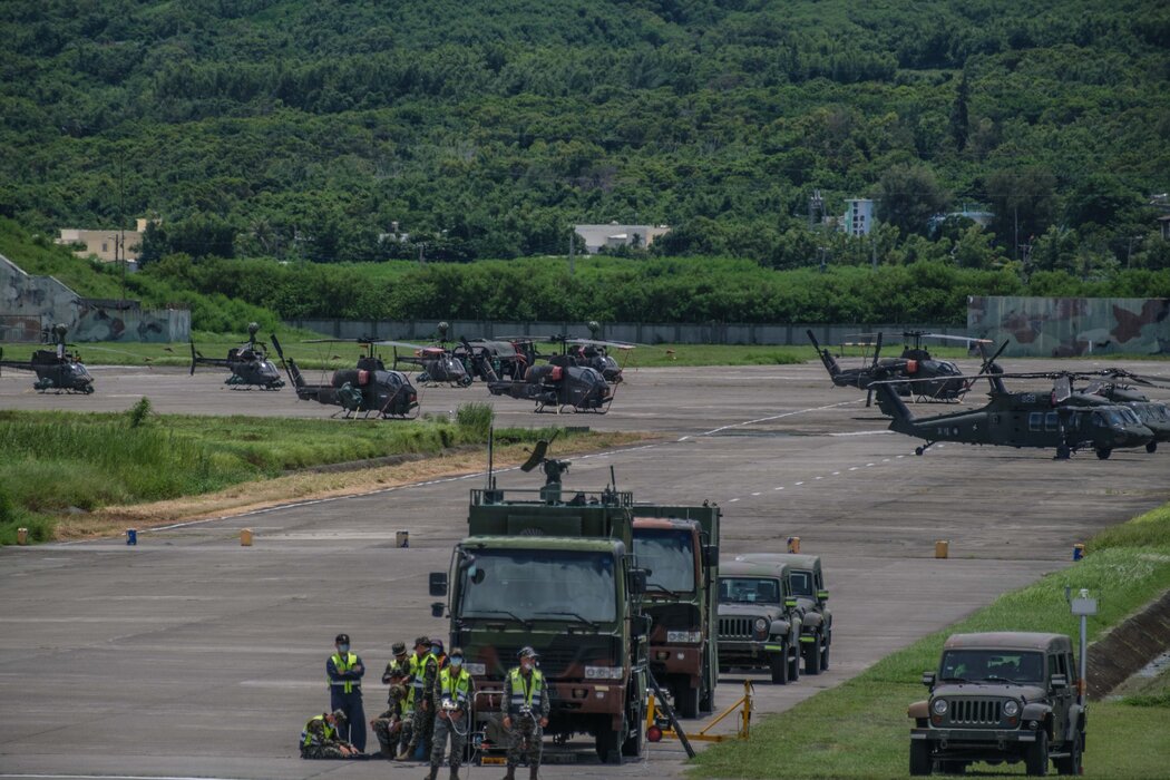台灣軍隊在屏東進行實彈演習，攝於2022年。隨著台灣與中國的緊張關係加劇，美國已在不斷向台灣提供武器。
